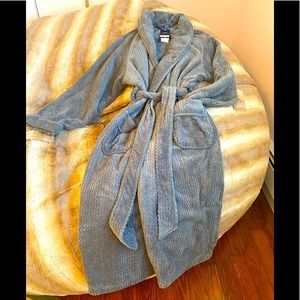 NWT IZOD GRAY COMFY COZY FLEECE ROBE ONS